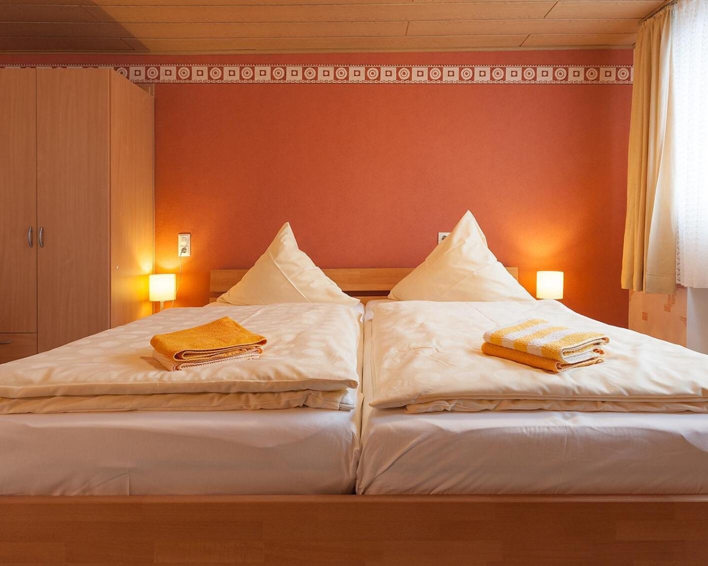 Deze driepersoonskamer heeft een gedeelde badkamer.